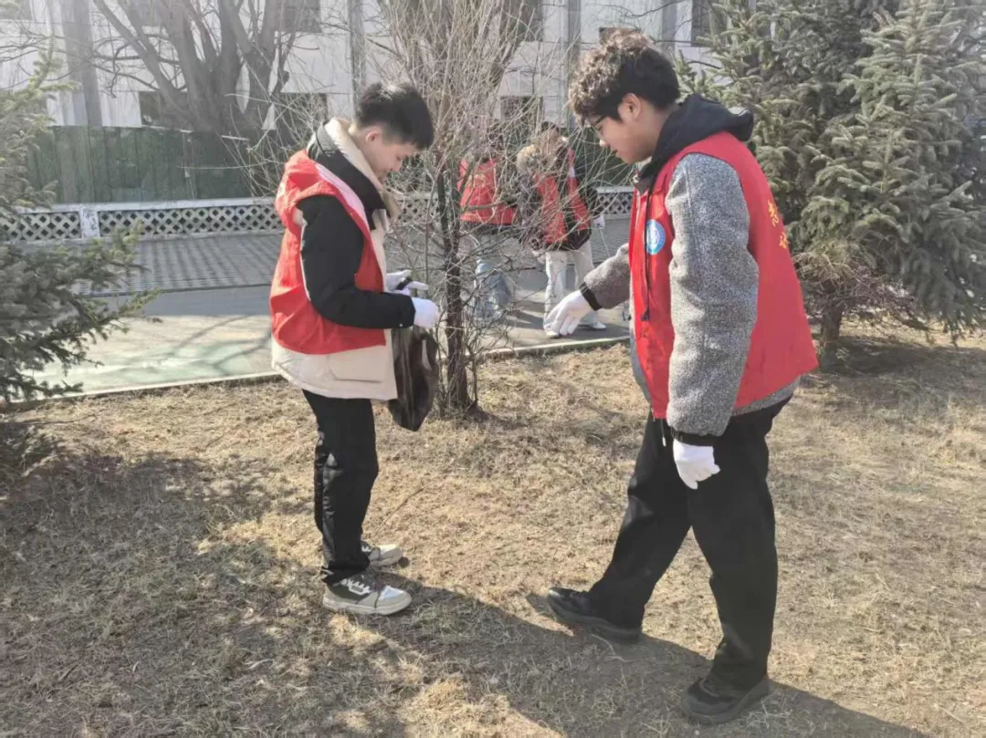 建功“十五五” 青春志愿行丨计算机技术系开展“志愿践雷锋,家园焕新颜”志愿服务活动