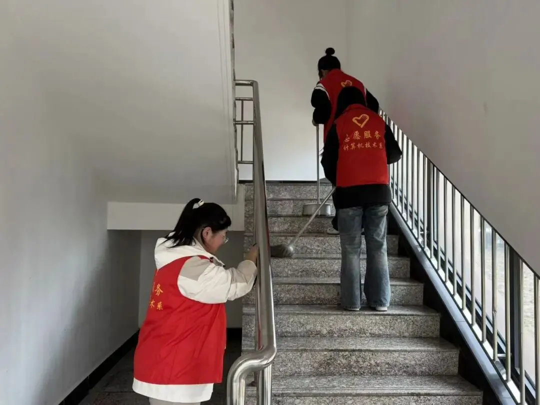 建功“十五五” 青春志愿行丨计算机技术系开展“沐雷锋春风,焕宿舍新颜”志愿服务活动