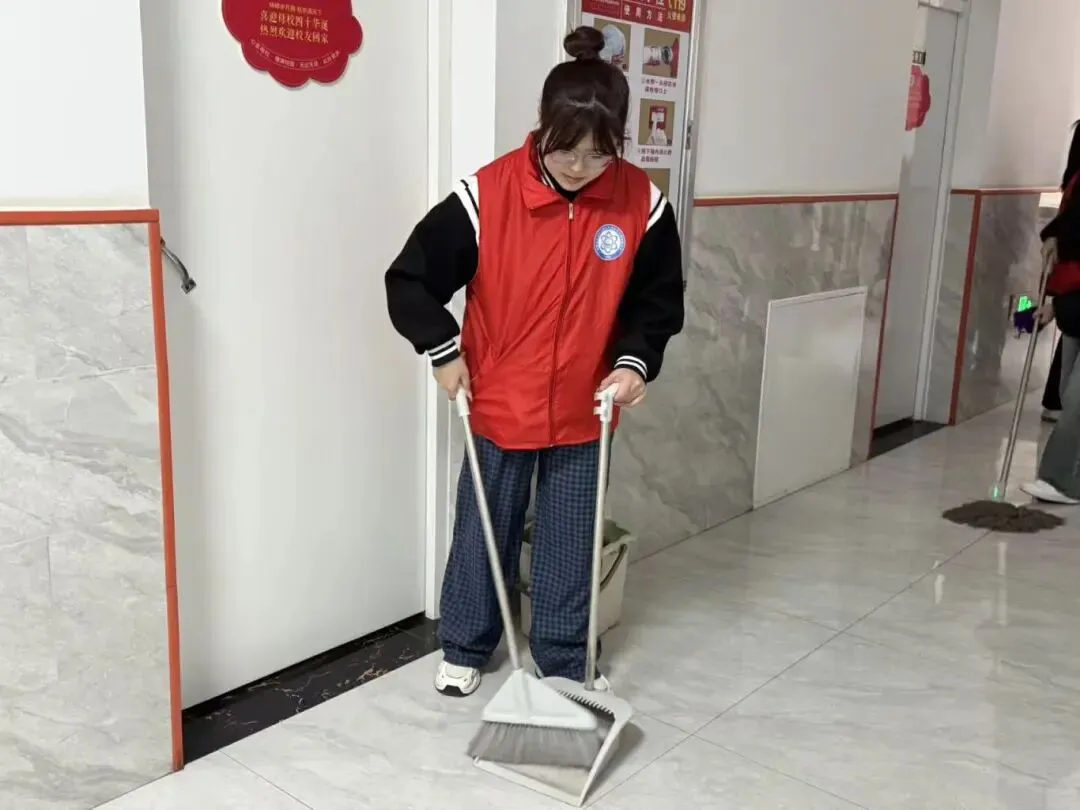 建功“十五五” 青春志愿行丨计算机技术系开展“沐雷锋春风,焕宿舍新颜”志愿服务活动