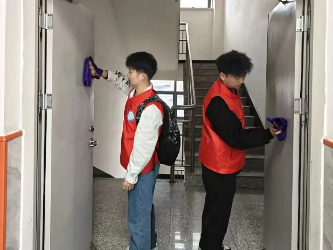 建功“十五五” 青春志愿行丨计算机技术系开展“沐雷锋春风,焕宿舍新颜”志愿服务活动