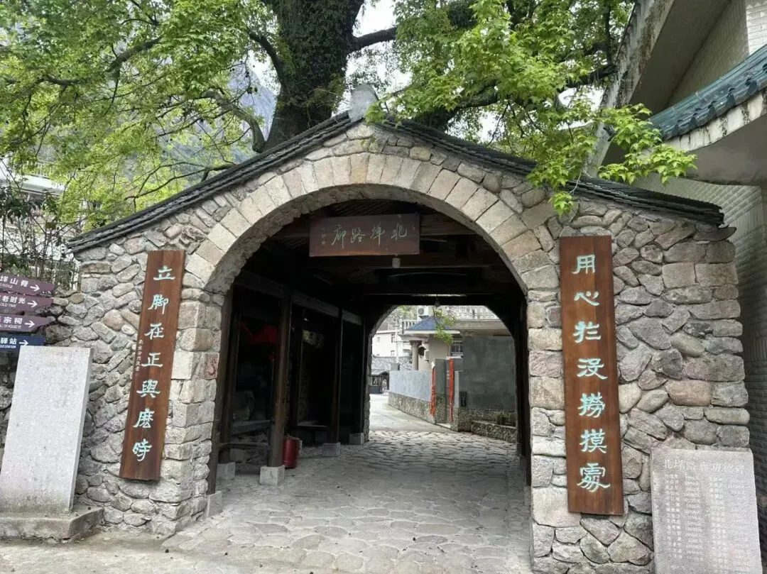 探访百年匠心,解码营销智慧 | 市场营销专业师生赴乐清铁枫堂调研纪实