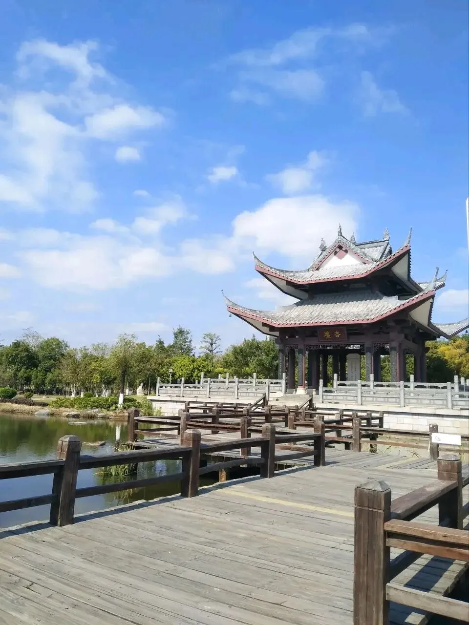 穿旗袍才免费?厦门园博苑三八节营销翻车: 别把妇女节过成“选美节”