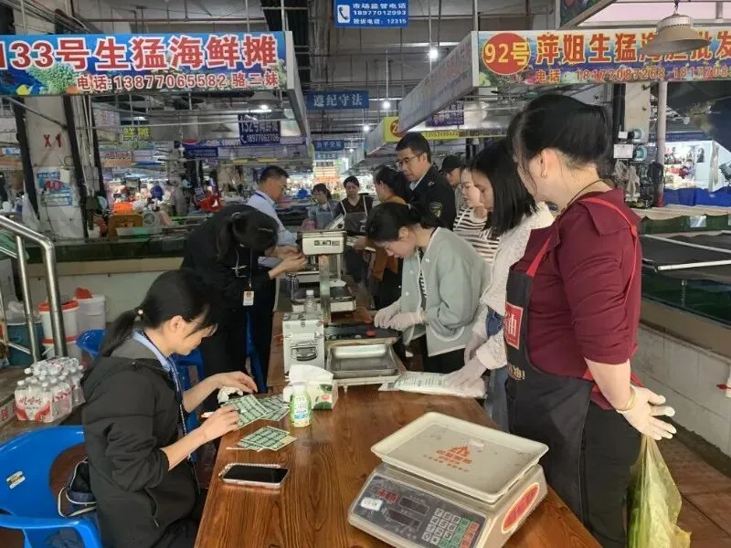 【县(市、区)局动态】东兴市市场监管局开展集贸市场及周边流动摊贩电子计价秤“检查+服务”专项行动