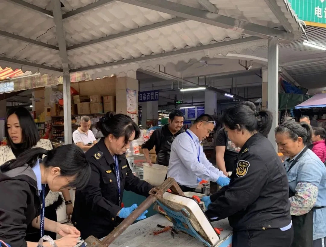 【县(市、区)局动态】东兴市市场监管局开展集贸市场及周边流动摊贩电子计价秤“检查+服务”专项行动