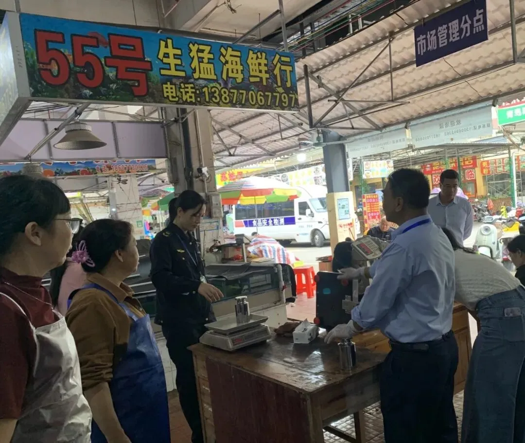 【县(市、区)局动态】东兴市市场监管局开展集贸市场及周边流动摊贩电子计价秤“检查+服务”专项行动