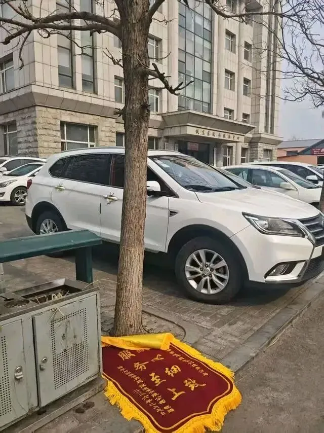 市场监管局收到赠送“锦旗”,被当“垃圾”扔掉;官方回应→