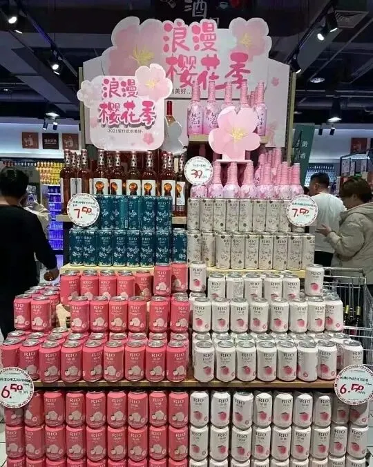 【营销指南】春季酒饮销售爆单攻略!5大爆款清单+3大营销心机,超市这样摆货让销量翻倍,抓住春游经济红利