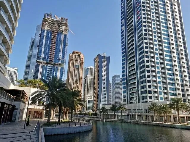 《无人机袭击下迪拜经济与金融市场震荡及资本迁移至香港的深度剖析》