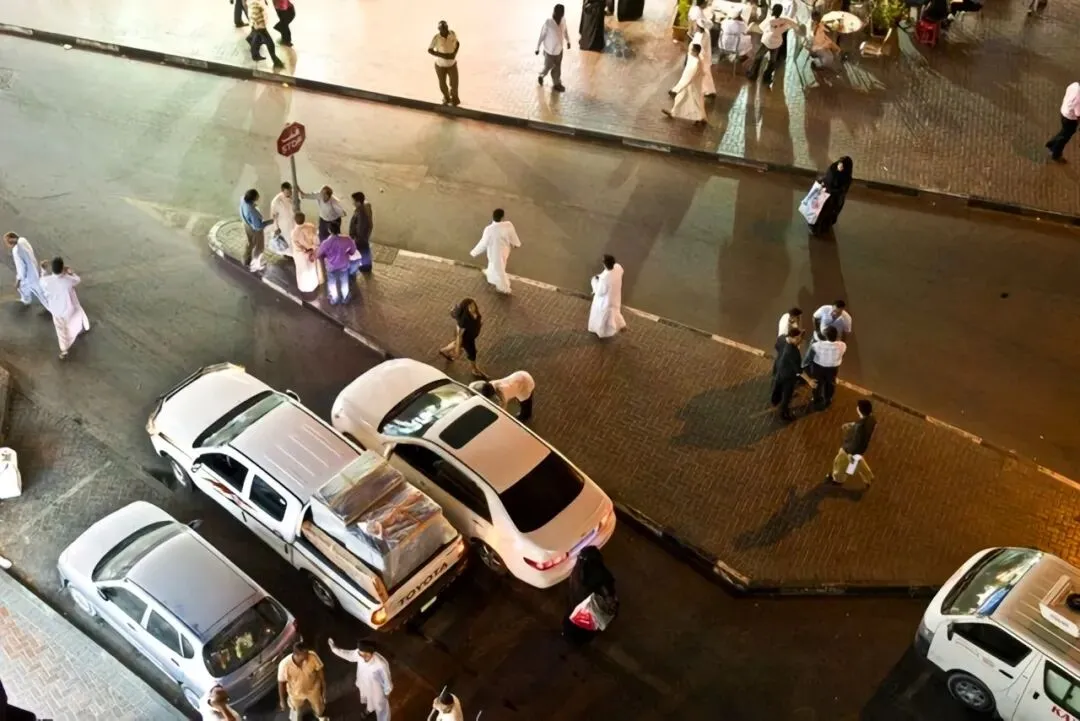 《无人机袭击下迪拜经济与金融市场震荡及资本迁移至香港的深度剖析》