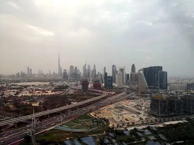 《无人机袭击下迪拜经济与金融市场震荡及资本迁移至香港的深度剖析》