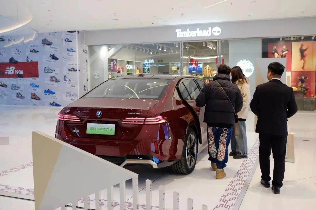 又来一波!宝马女销售精准点穴,雷军的小米回应很克制