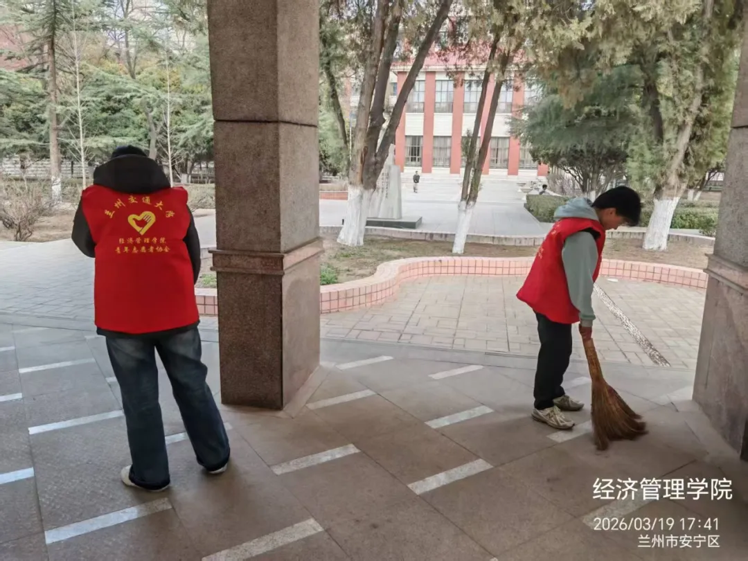 以志愿微光,绘校园新颜 | 市场营销2401班开展校园清扫志愿服务活动