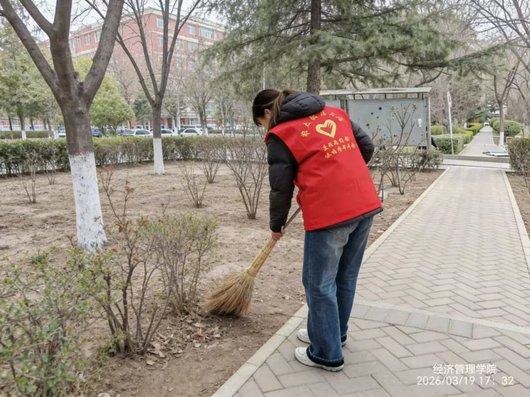 以志愿微光,绘校园新颜 | 市场营销2401班开展校园清扫志愿服务活动