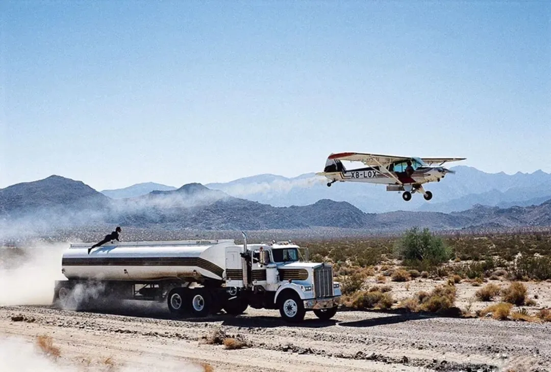 詹姆斯·邦德与泥头车——肯沃斯卡车营销经理回忆与007电影《杀人执照》合作经过
