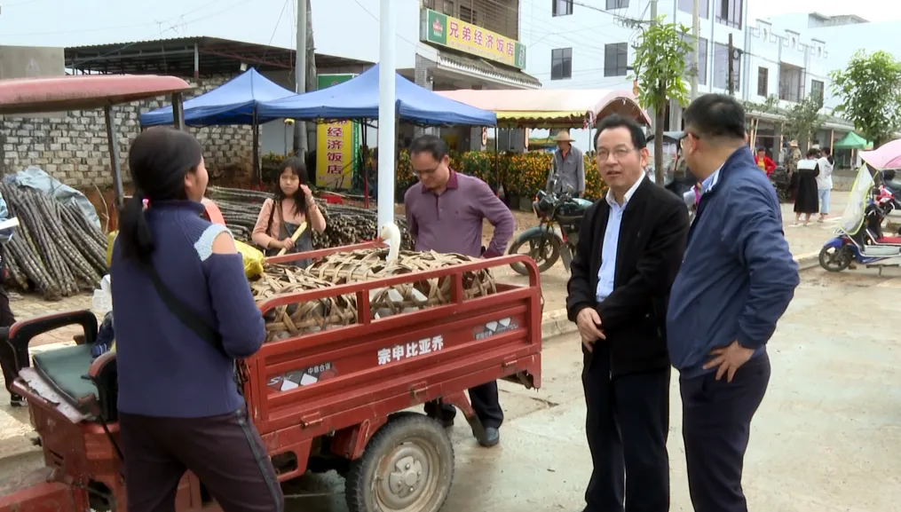 梁誉腾深入新兴镇突击检查春节市场“菜篮子”保供稳价情况