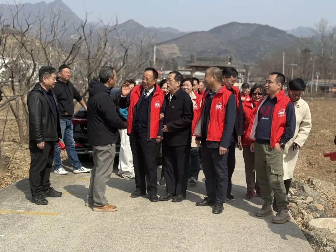【市场动态】张玉玺董事长带队参与怀柔公益植树活动