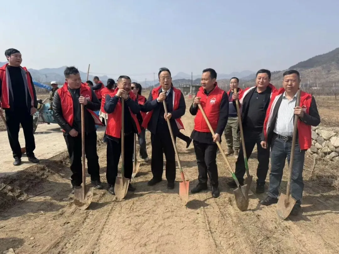 【市场动态】张玉玺董事长带队参与怀柔公益植树活动