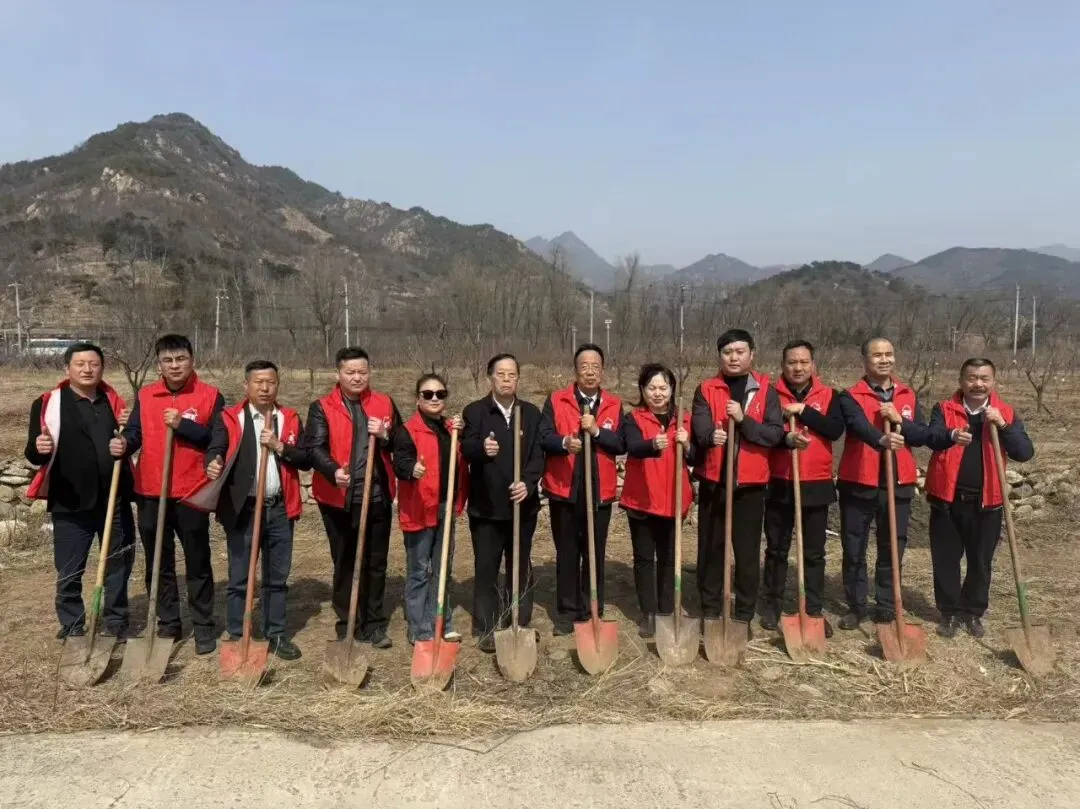 【市场动态】张玉玺董事长带队参与怀柔公益植树活动