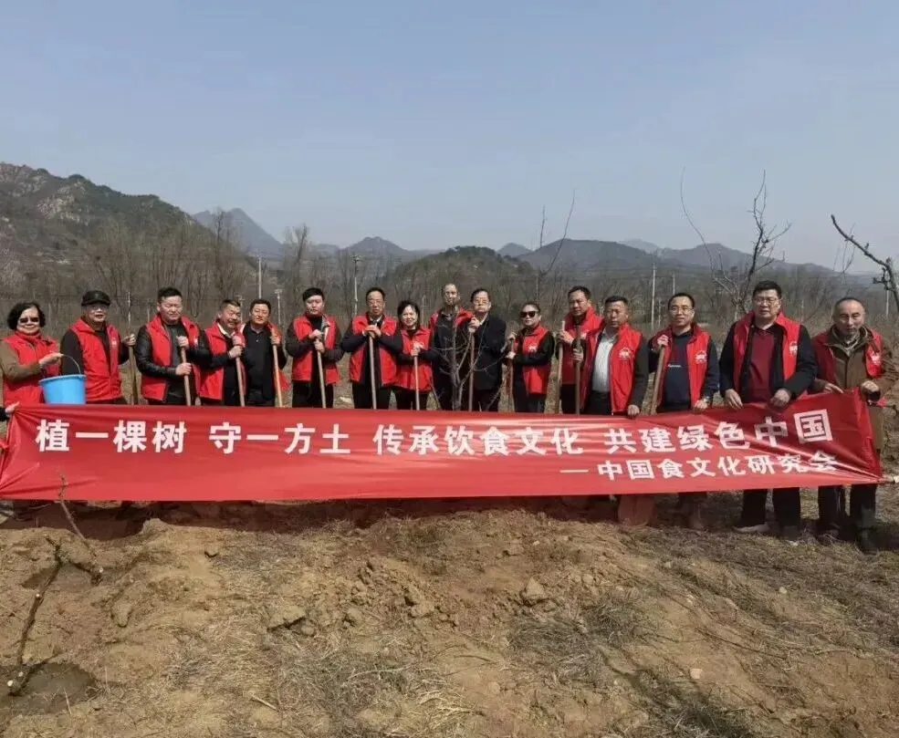 【市场动态】张玉玺董事长带队参与怀柔公益植树活动