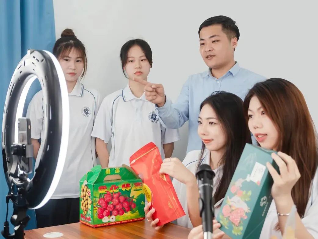 专业介绍(高中起点)| 网络营销与直播技术专业正火速赶来~