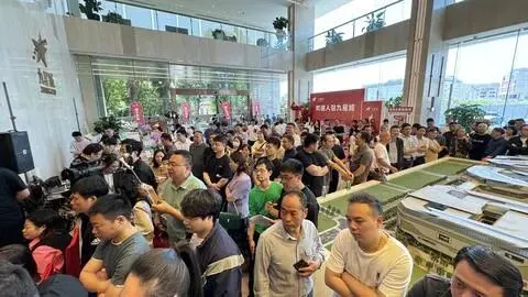 负债村逆袭＂市场第一村＂!年交易额300亿后关停6年,砸125亿如今终于复活?