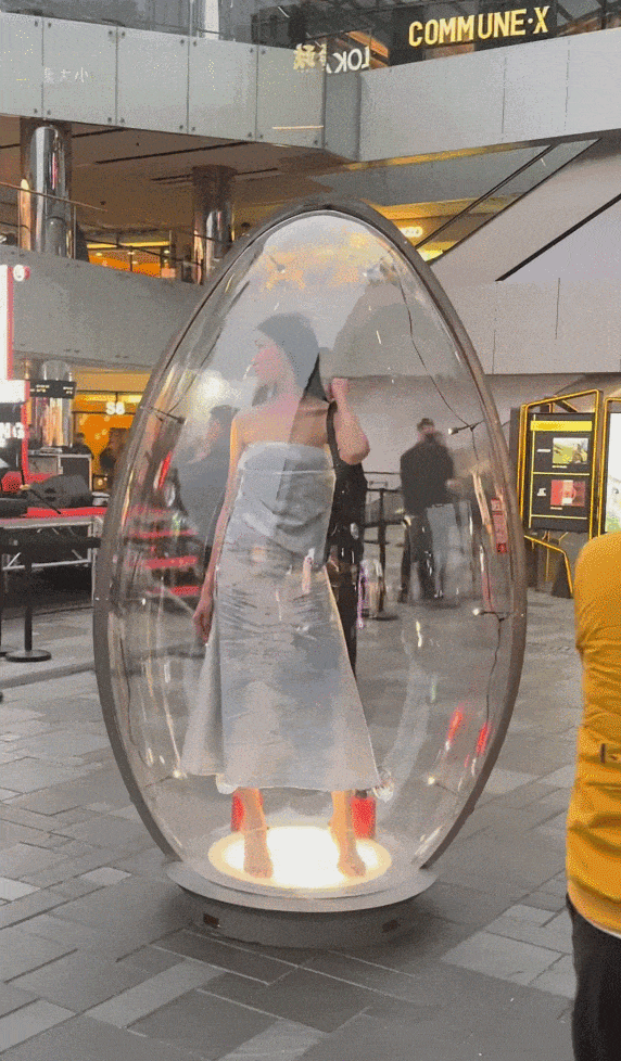 把真人塞进透明蛋里当橱窗?三里屯这波营销把网友整不会了