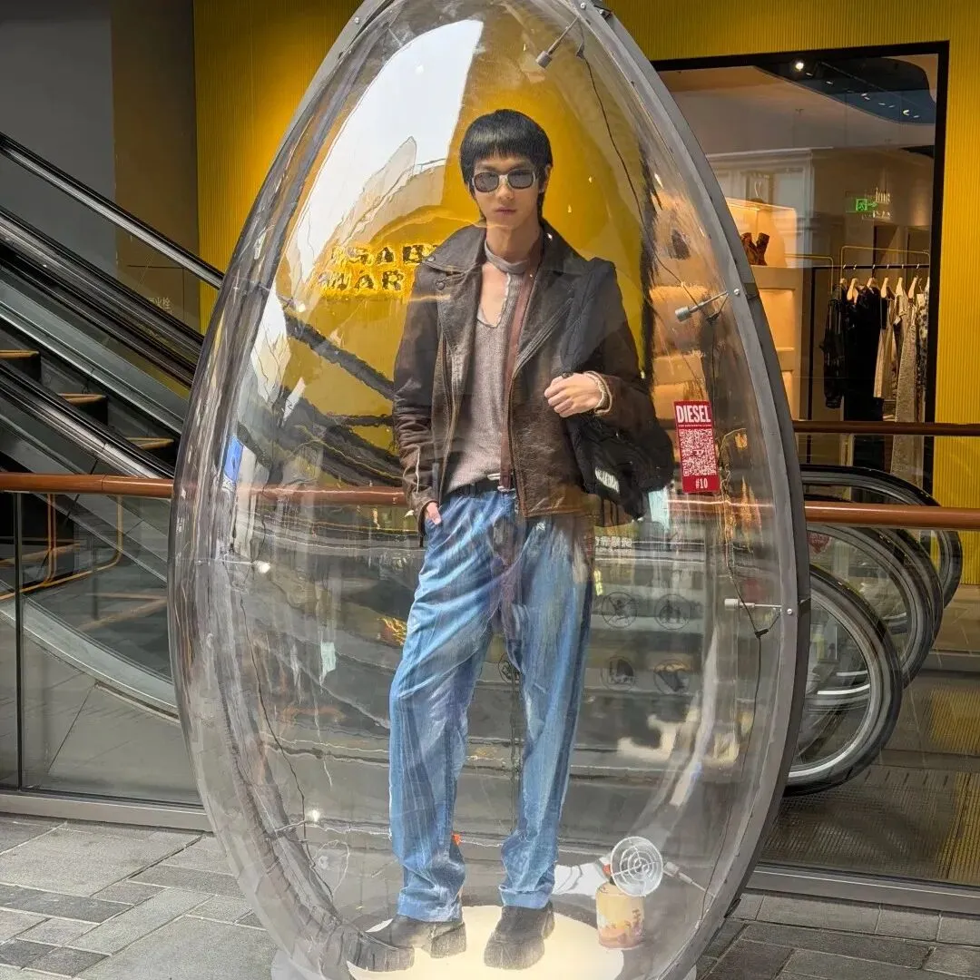 把真人塞进透明蛋里当橱窗?三里屯这波营销把网友整不会了