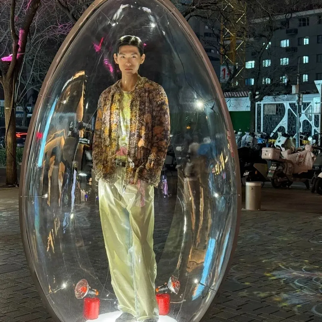 把真人塞进透明蛋里当橱窗?三里屯这波营销把网友整不会了