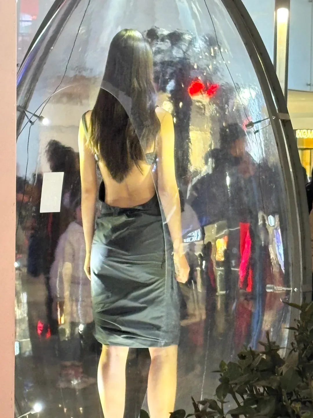 把真人塞进透明蛋里当橱窗?三里屯这波营销把网友整不会了