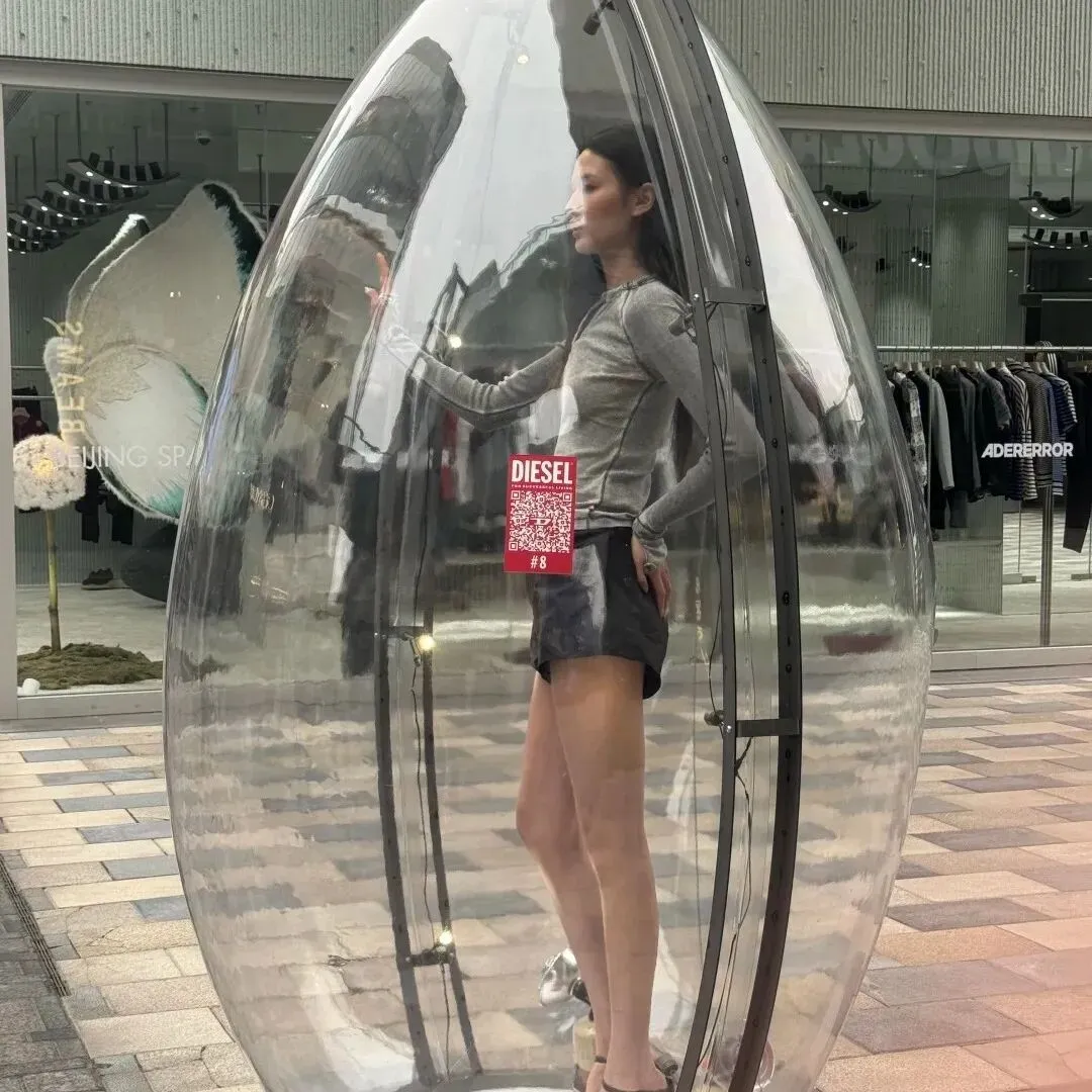 把真人塞进透明蛋里当橱窗?三里屯这波营销把网友整不会了