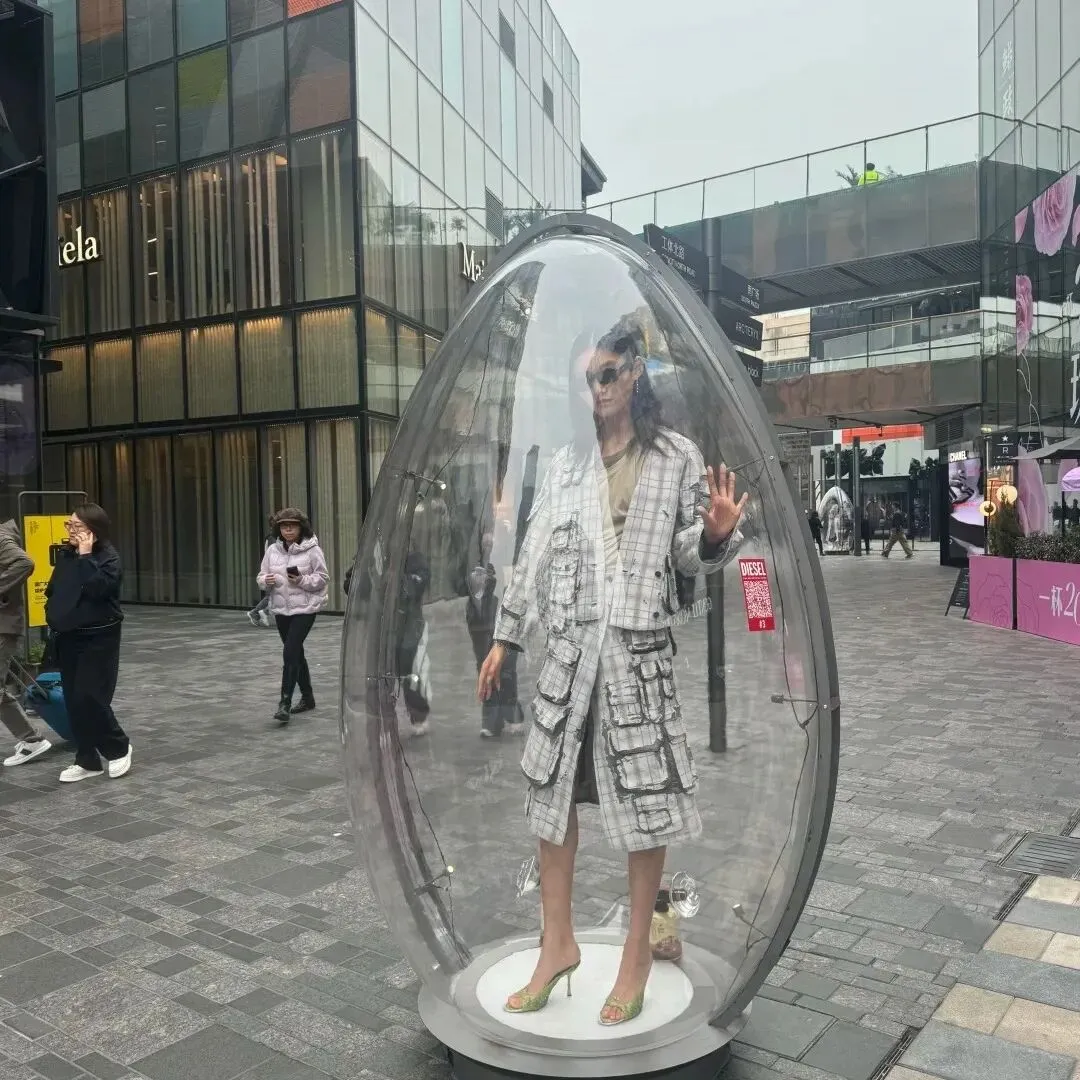 把真人塞进透明蛋里当橱窗?三里屯这波营销把网友整不会了