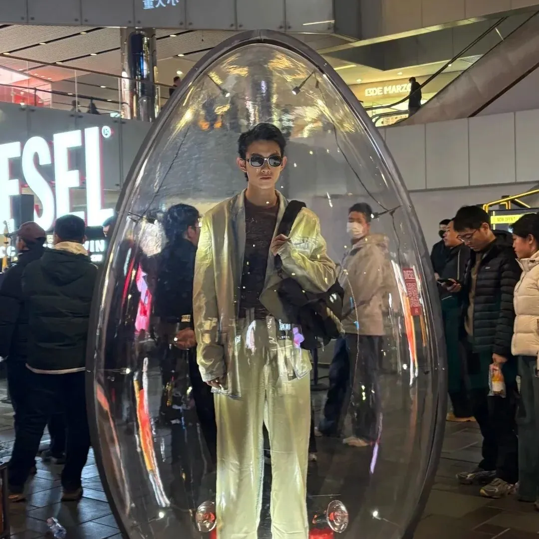把真人塞进透明蛋里当橱窗?三里屯这波营销把网友整不会了