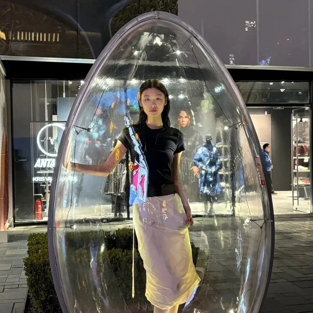 把真人塞进透明蛋里当橱窗?三里屯这波营销把网友整不会了