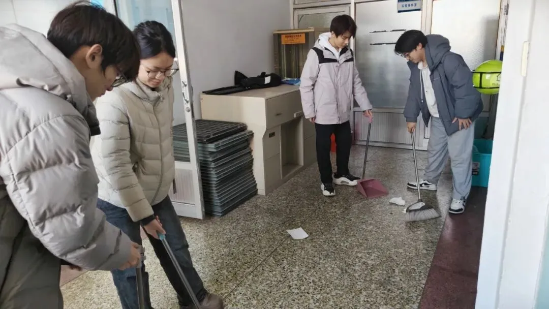 弘扬雷锋精神,共建洁净楼宇|计算机科学与技术学院(软件学院)开展楼道清扫志愿活动