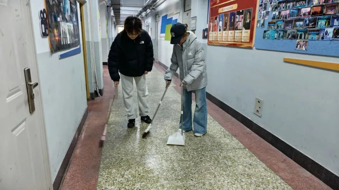 弘扬雷锋精神,共建洁净楼宇|计算机科学与技术学院(软件学院)开展楼道清扫志愿活动