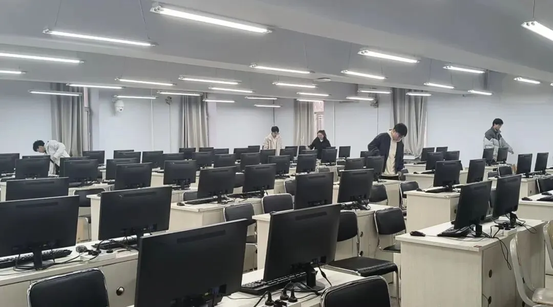 弘扬雷锋精神,共建整洁实验室 | 计算机科学与技术学院(软件学院)开展实验室志愿清扫活动