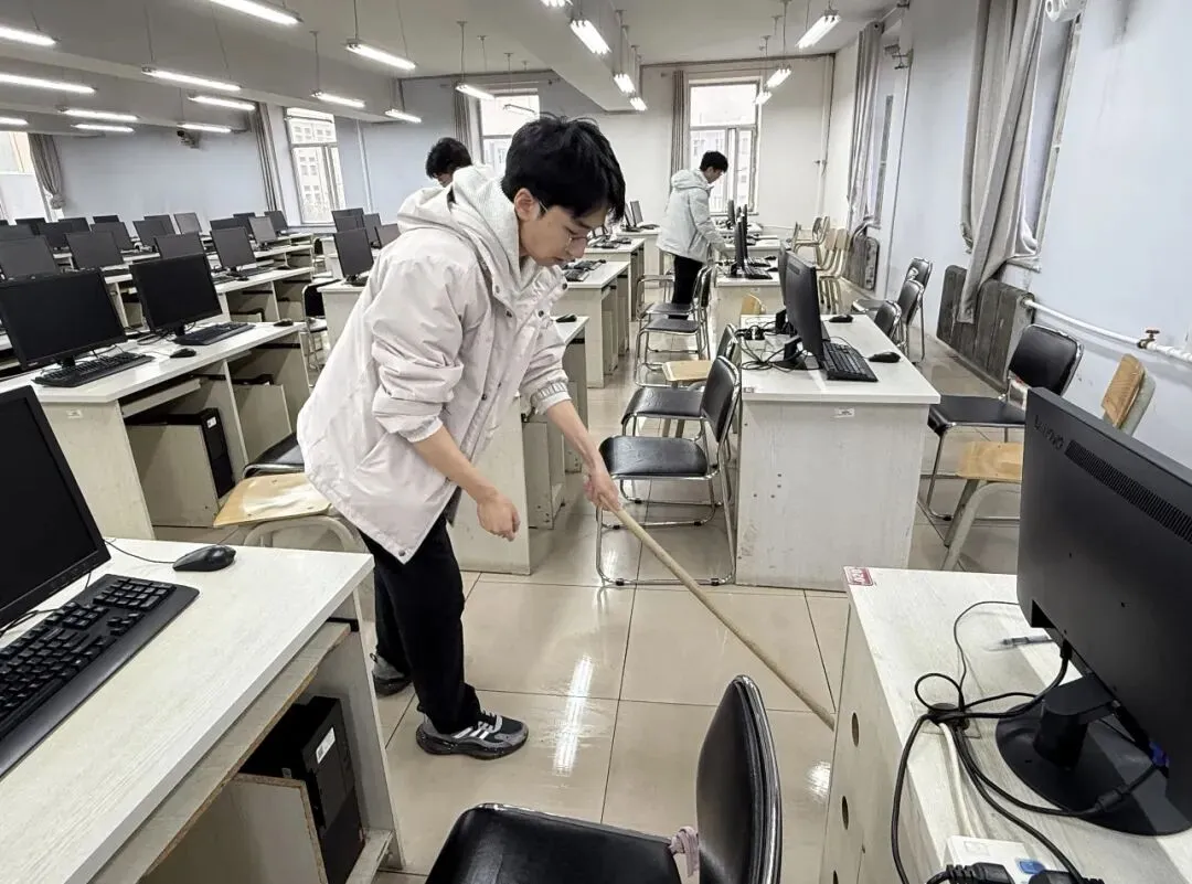 弘扬雷锋精神,共建整洁实验室 | 计算机科学与技术学院(软件学院)开展实验室志愿清扫活动