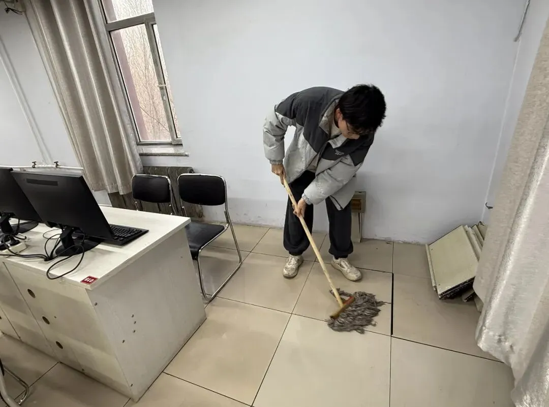 弘扬雷锋精神,共建整洁实验室 | 计算机科学与技术学院(软件学院)开展实验室志愿清扫活动