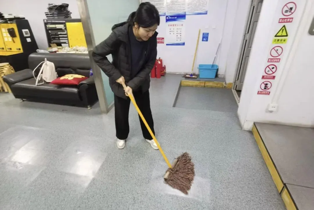 弘扬雷锋精神,共建整洁实验室 | 计算机科学与技术学院(软件学院)开展实验室志愿清扫活动