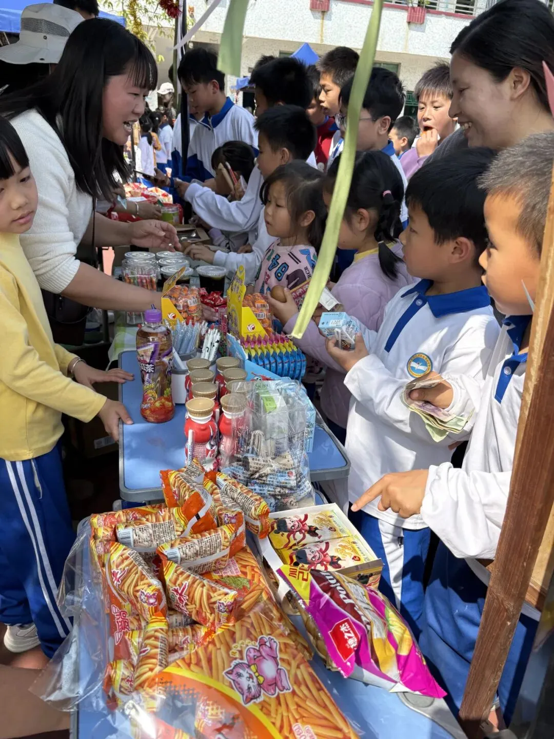 小小市场,大大梦想——狮岭镇中心小学2026年跳蚤市场活动圆满举行