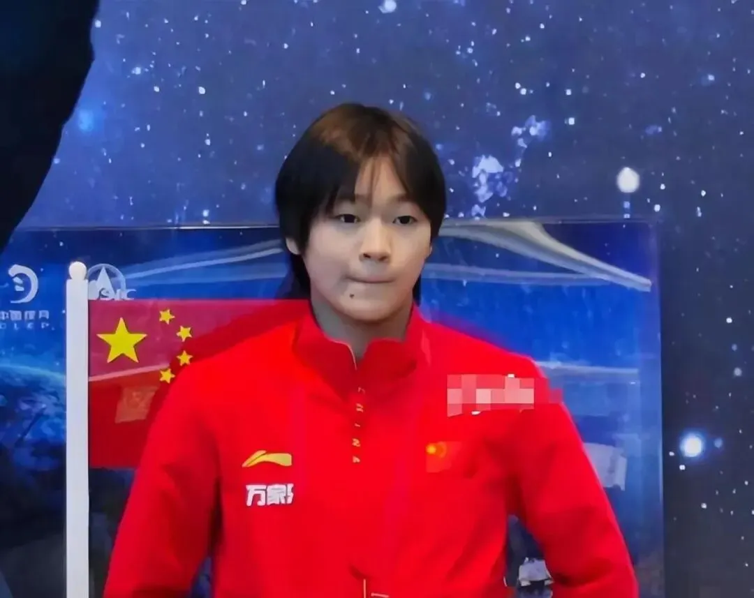 是常规操作还是过度营销?全红婵引热议!事情的起因是近期在世界泳联发布会上的一次特殊“出现”