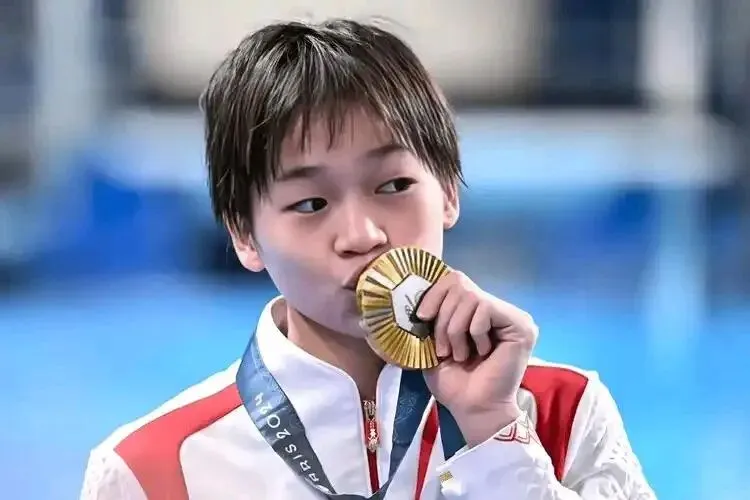 是常规操作还是过度营销?全红婵引热议!事情的起因是近期在世界泳联发布会上的一次特殊“出现”