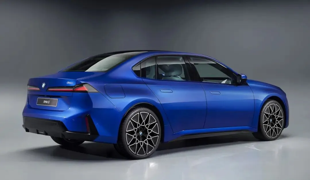 【绑架整个豪华电动车市场】2027年买豪华电动轿车,BMW i3和奔驰C-Class EQ怎么选?这篇对比把优缺点说透了