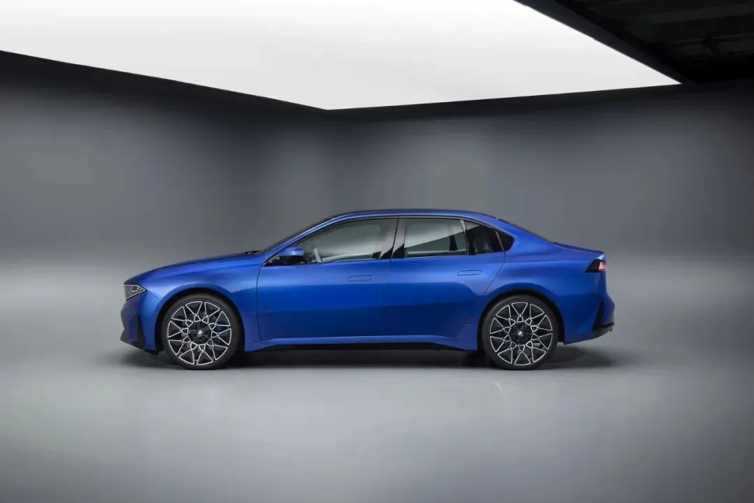 【绑架整个豪华电动车市场】2027年买豪华电动轿车,BMW i3和奔驰C-Class EQ怎么选?这篇对比把优缺点说透了