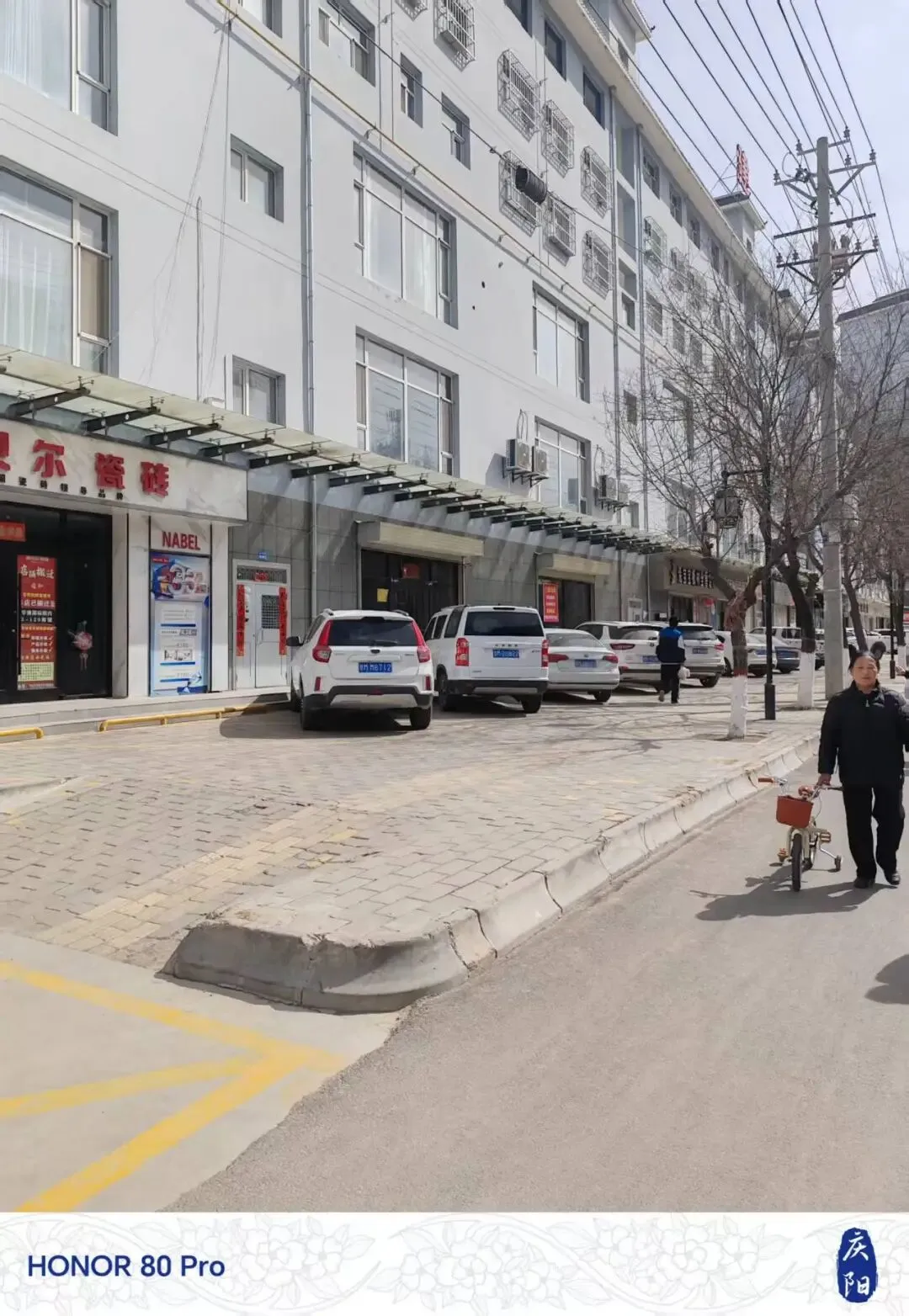 华池县南区泰华建材市场黄金地段(消防队对面),黄金旺铺诚意出租!