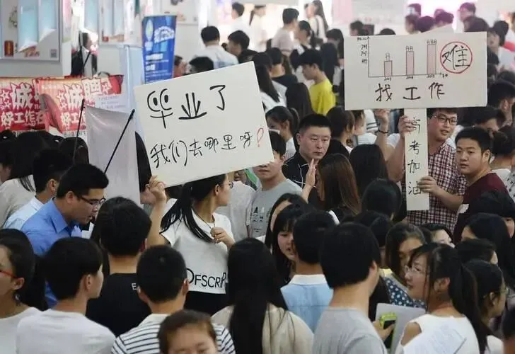 2026年1270万毕业生涌入市场,孩子和家长该如何应对
