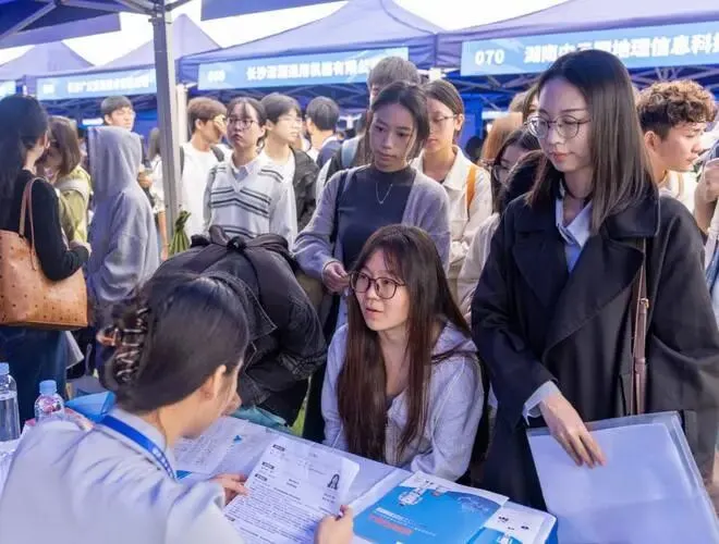 2026年1270万毕业生涌入市场,孩子和家长该如何应对