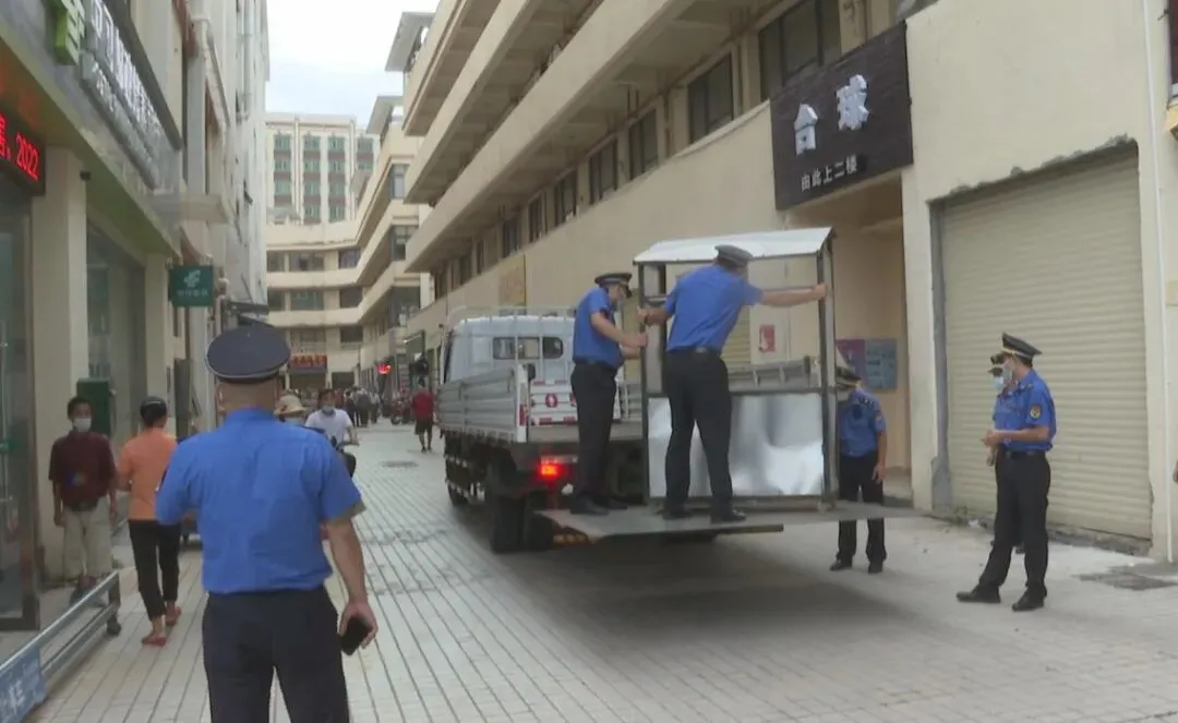 我县开展国庆节前农贸市场消防通道及周边环境整治