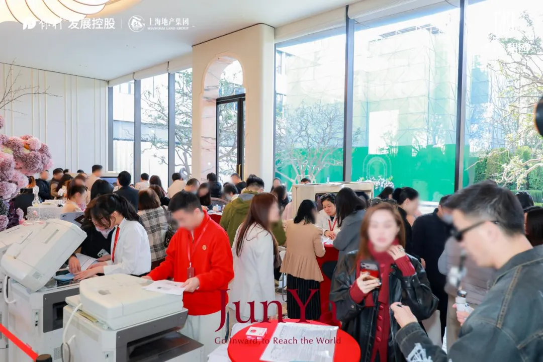 新政后,上海豪宅市场再次上演现象级认筹现象!摘要:客户的共识来源于对稀缺价值的认可,保利珺园仅1.1低密滨水墅邸,错过再等15年!