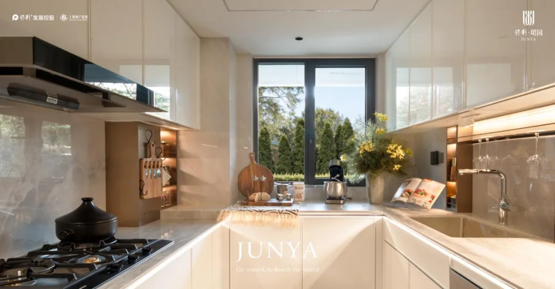 新政后,上海豪宅市场再次上演现象级认筹现象!摘要:客户的共识来源于对稀缺价值的认可,保利珺园仅1.1低密滨水墅邸,错过再等15年!